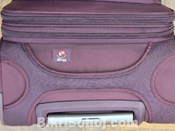 ট্রলি ব্যাগ।